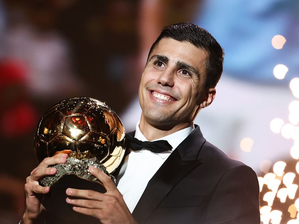 رودري نجم مانشستر سيتي يفوز بالكرة الذهبية لعام 2024