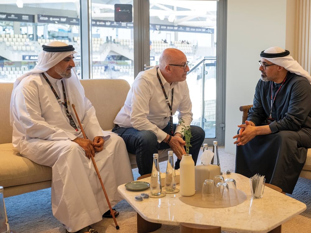 Khaled bin Mohamed bin Zayed acompanha atividades no 16º Grande Prêmio de Abu Dhabi de Fórmula 1
