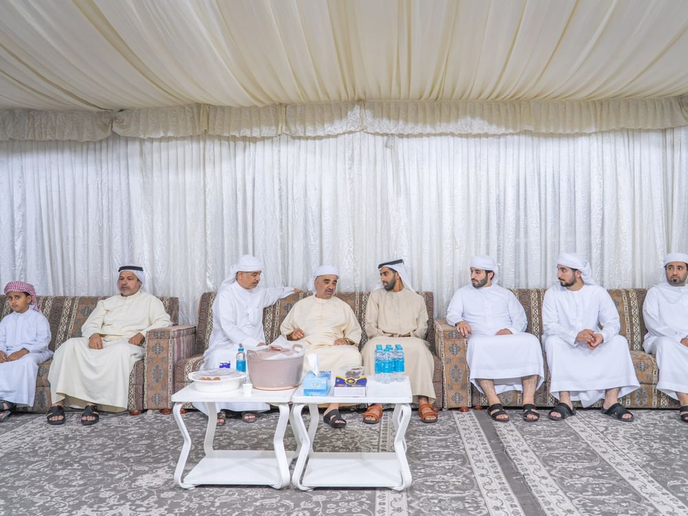 خالد بن سعود يقدم واجب العزاء لأسرة الحبسي في وفاة أحمد عبدالله ومحمد علي