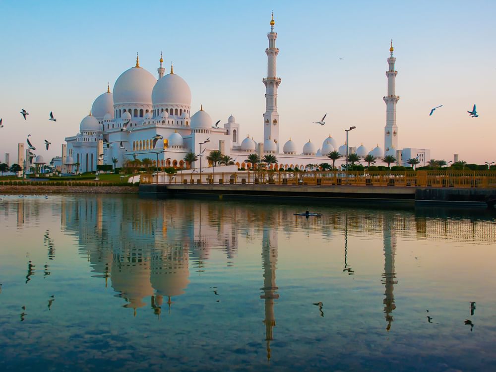مركز جامع الشيخ زايد الكبير... منارة للتنوع الثقافي والانفتاح الحضاري
