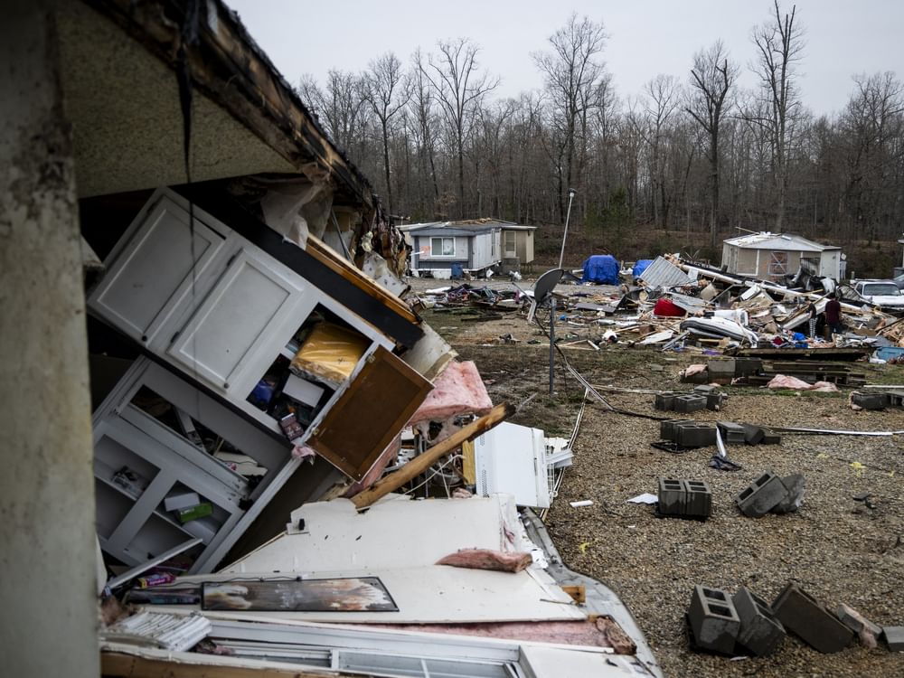 Deadly tornadoes ravage US South, leaving 14 dead