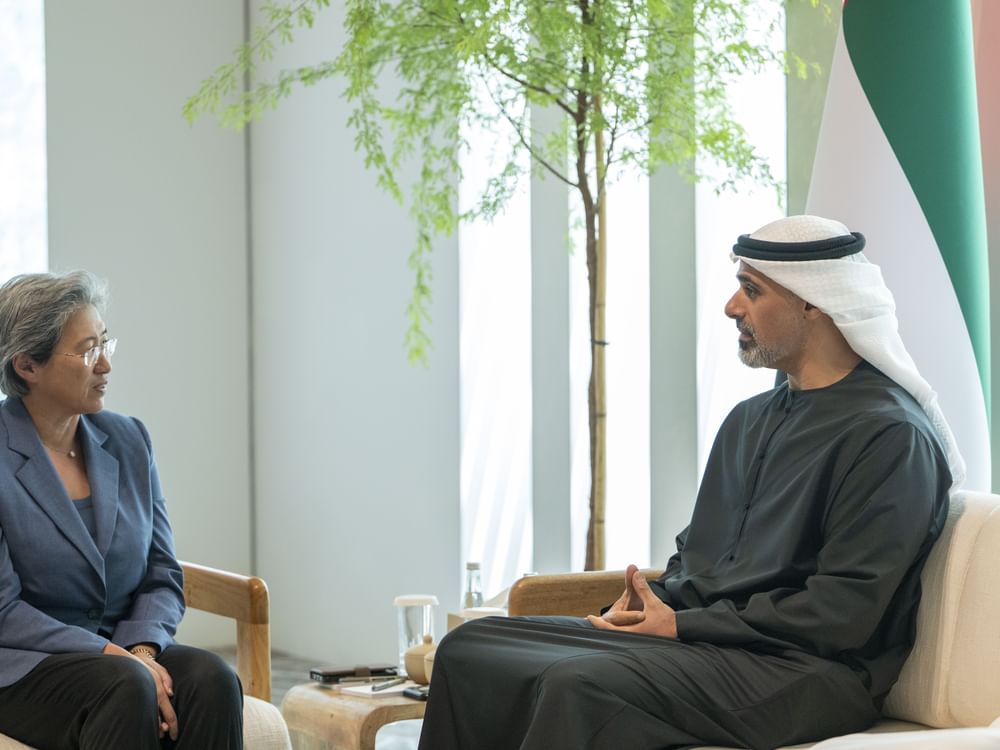 خالد بن محمد بن زايد يلتقي رئيس مجلس إدارة شركة "إي إم دي" لحلول الذكاء الاصطناعي