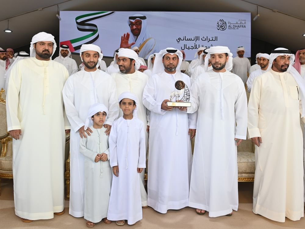 هزاع وخالد بن سلطان بن زايد يشهدان ختام مزاينة سويحان.