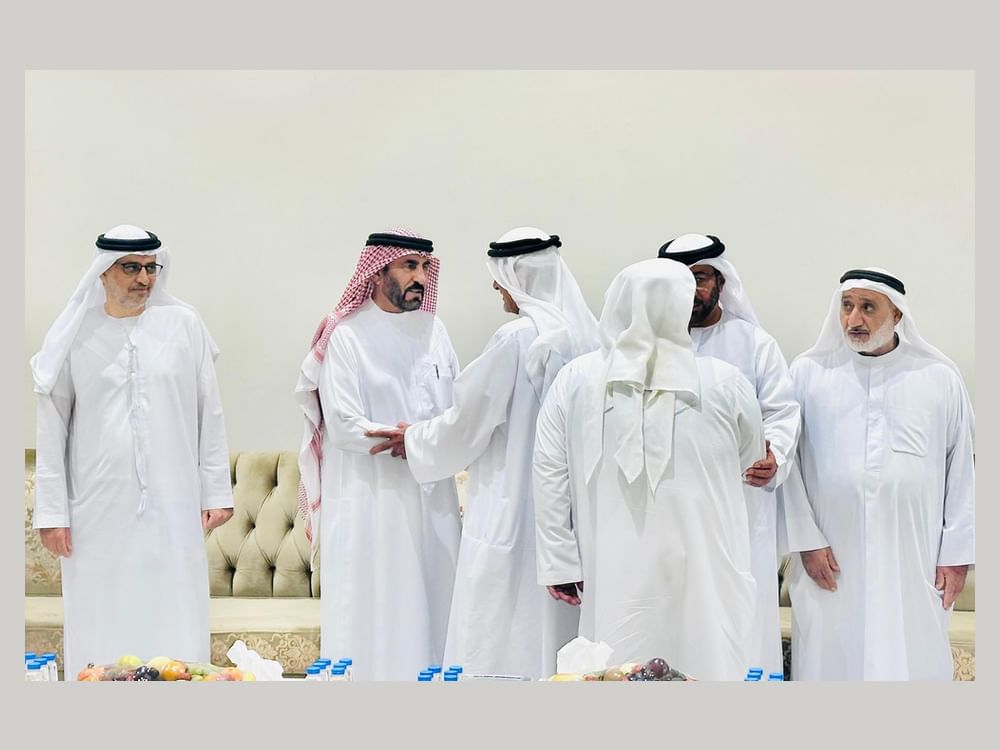 طالب بن صقر يعزي في وفاة سعيد الحمودي