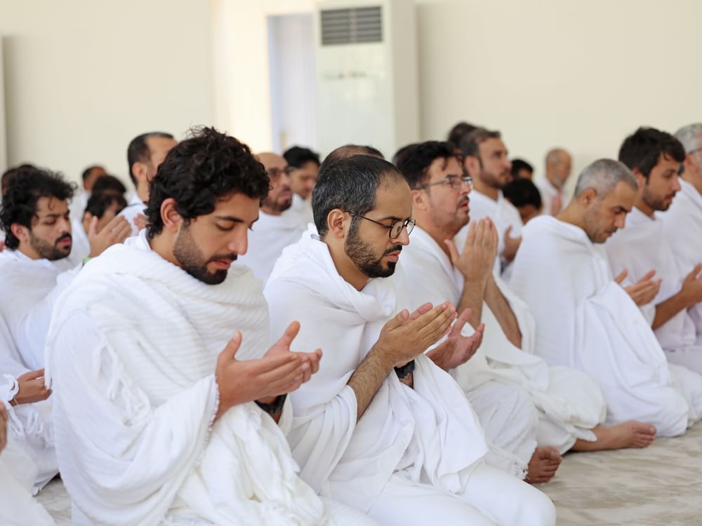 حجاج الدولة يقفون على صعيد عرفات لأداء ركن الحج الأعظم