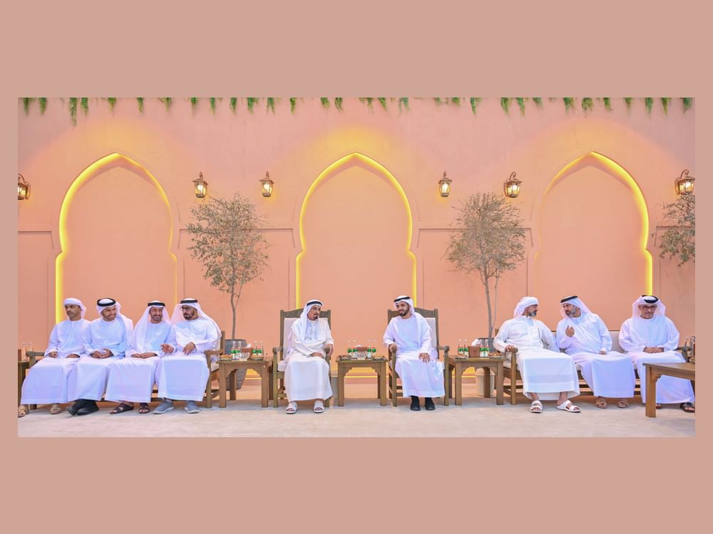 حاكم عجمان وولي عهده يستقبلان ضيوف رئيس الدولة وعددا من المسؤولين