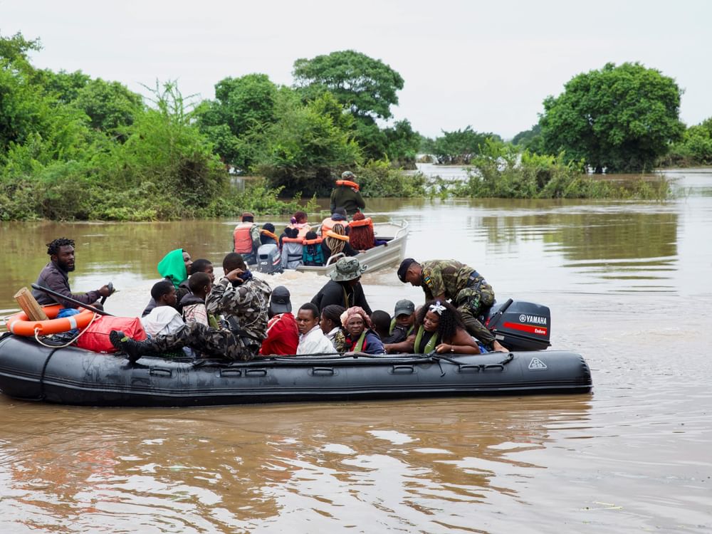 التماسيح تظهر في شوارع مدن بموزمبيق إثر فيضانات عارمة