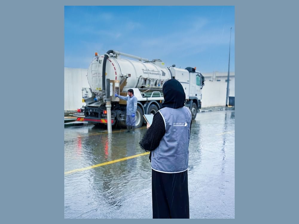 بلدية دبي تدير تداعيات الحالة الجوية بكفاءة عالية وفق منظومة تشغيلية استباقية متكاملة 