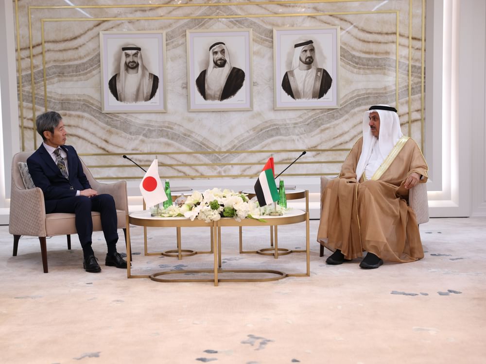 صقر غباش يبحث تعزيز العلاقات الثنائية مع السفير الياباني