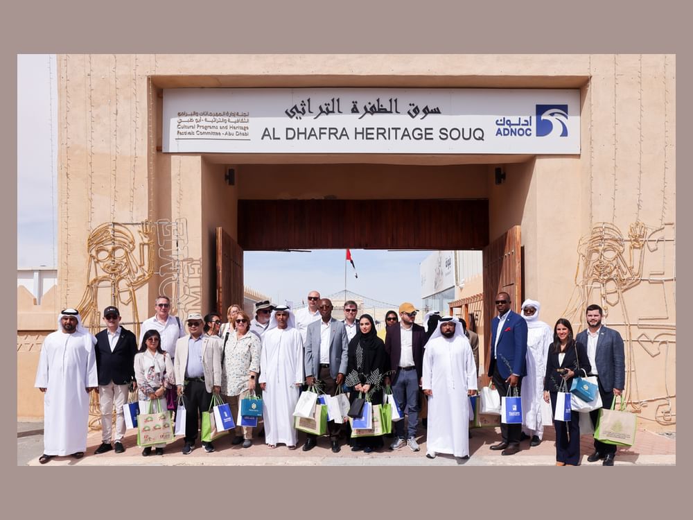 وفد من السفراء المعتمدين لدى الدولة يزور عدداً من المرافق والفعاليات التراثية والسياحية بمنطقة الظفرة