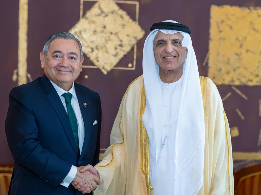 Saud bin Saqr recibe al embajador de Perú