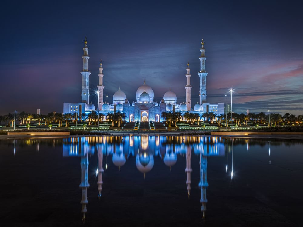 مركز جامع الشيخ زايد الكبير يقدم مع غرة كل شهر هجري تجربة بصرية تحاكي مراحل القمر