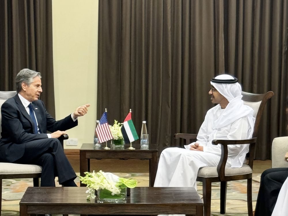 عبدالله بن زايد يلتقي بلينكن على هامش المؤتمر الدولي للاستجابة الإنسانية الطارئة في غزة