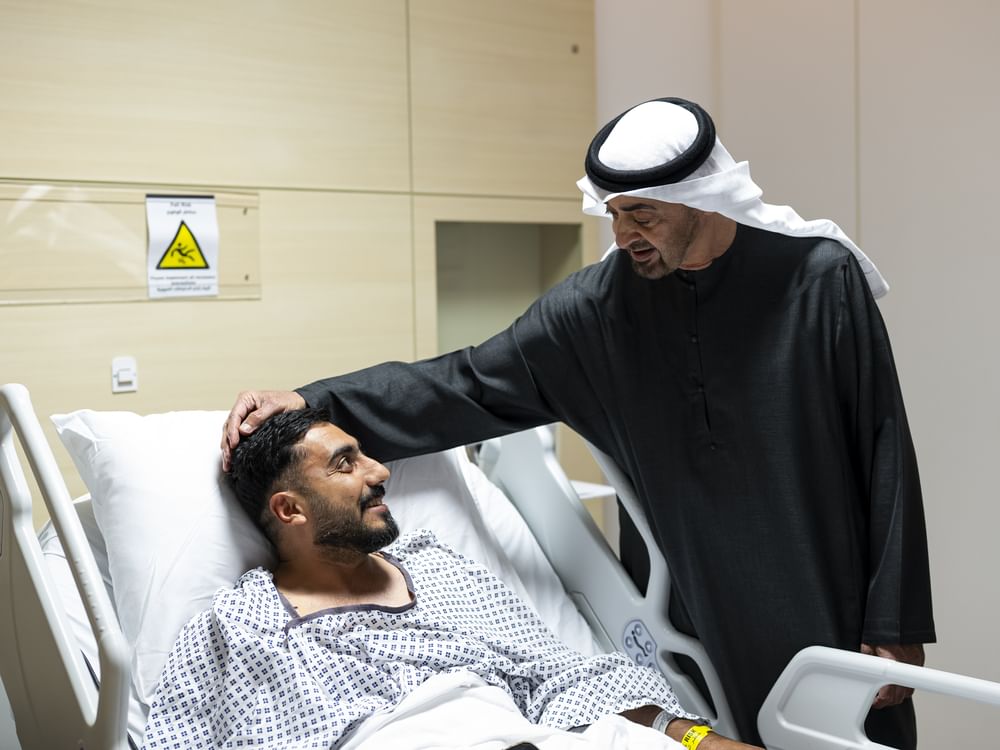 رئيس الدولة يزور عدداً من المصابين الذين يتلقون العلاج في المستشفى 