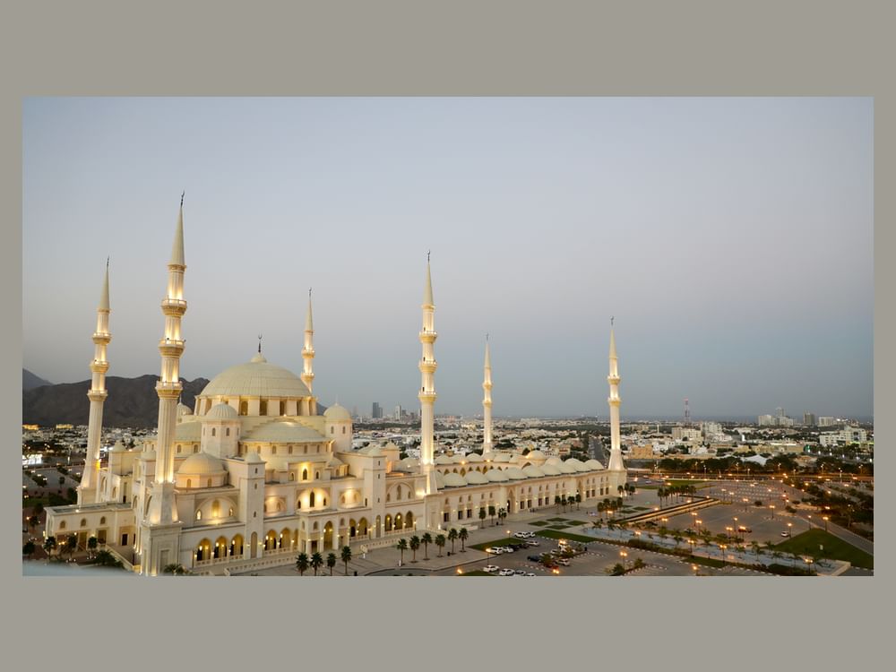 أكثر من 62 ألف زائر لجامع الشيخ زايد الكبير بالفجيرة خلال النصف الأول من رمضان