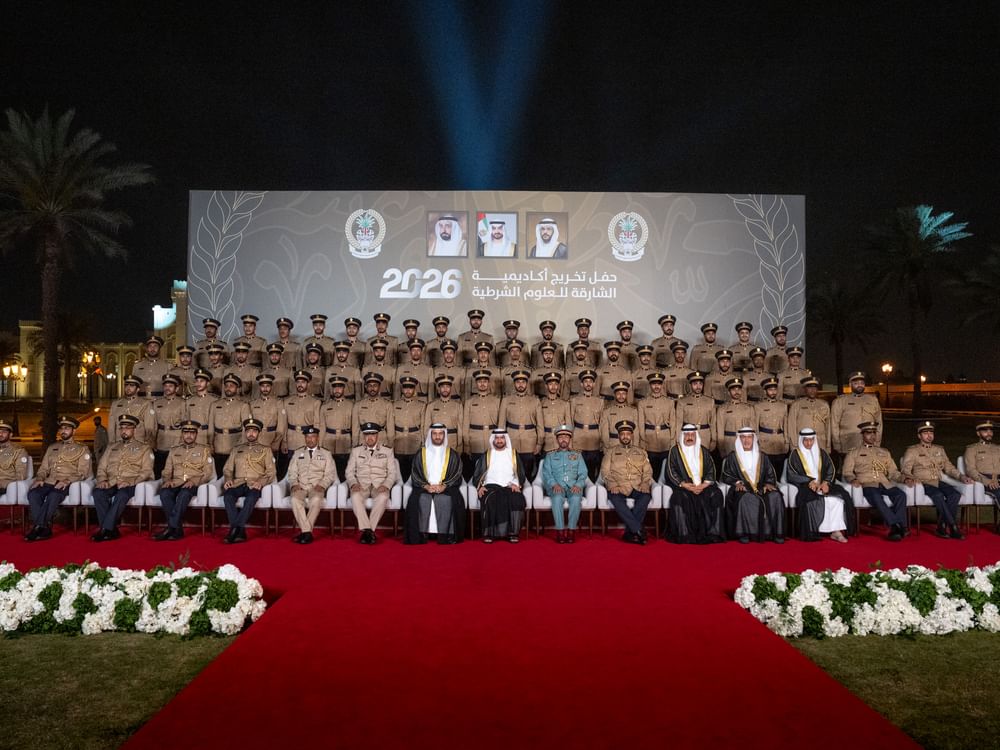عبدالله بن سالم القاسمي يشهد تخريج دفعة من الطلبة الضباط بأكاديمية الشارقة للعلوم الشرطية ودورة الجامعيين