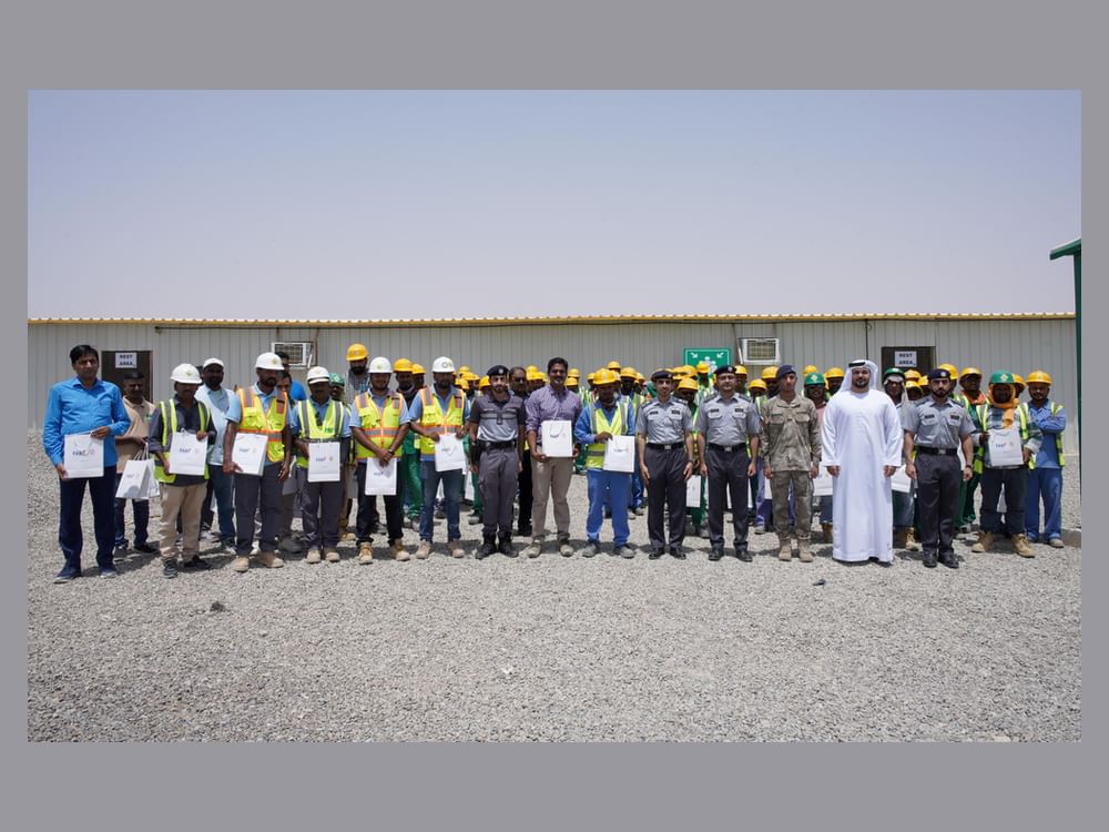 شرطة أبوظبي وبنك أبوظبي الأول ينفذان مبادرة "برد صيفهم" للعمال