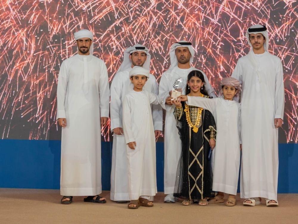 تتويج الفائزين بمزاينة "الزاملي" في  مهرجان الظفرة للتمور