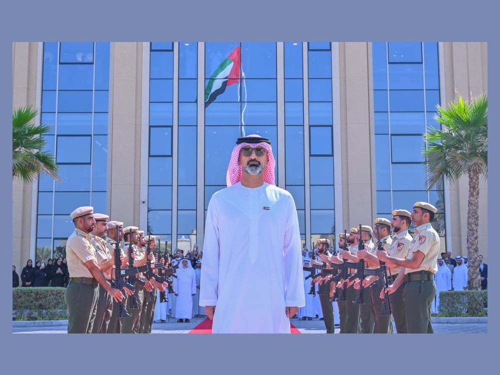 عمار بن حميد يرفع علَم الإمارات بمبنى الجهات الحكومية في عجمان