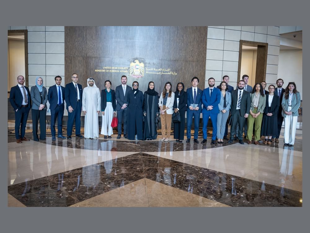نورة الكعبي تلتقي وفداً من طلبة جامعة هارفارد الأمريكية.