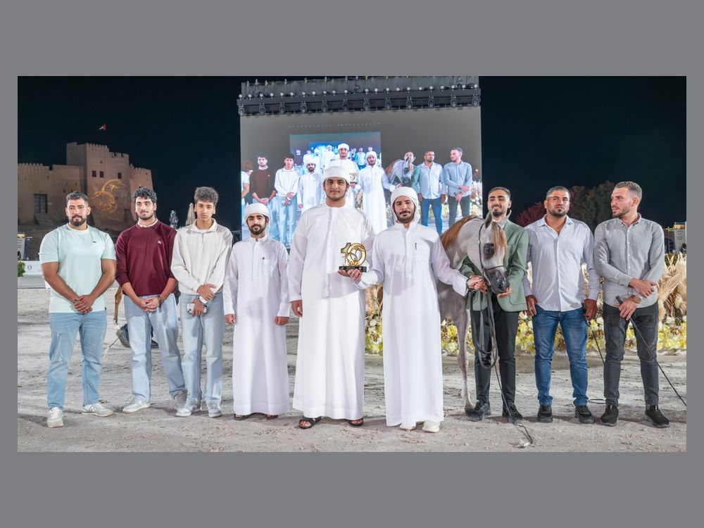 نجل ولي عهد الفجيرة يشهد اليوم الأول لبطولة الفجيرة لجمال الخيل العربي ويتوّج الفائزين 