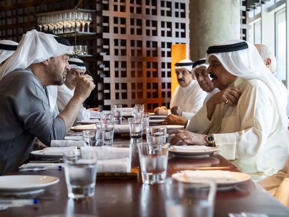 رئيس الدولة وملك البحرين يبحثان العلاقات الأخوية والتطورات الإقليمية