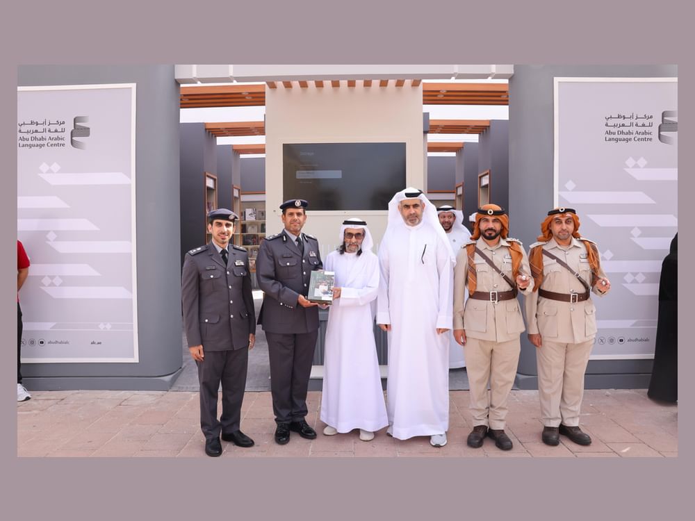 وفد من شرطة أبوظبي يزور مهرجان العين للكتاب 2025 