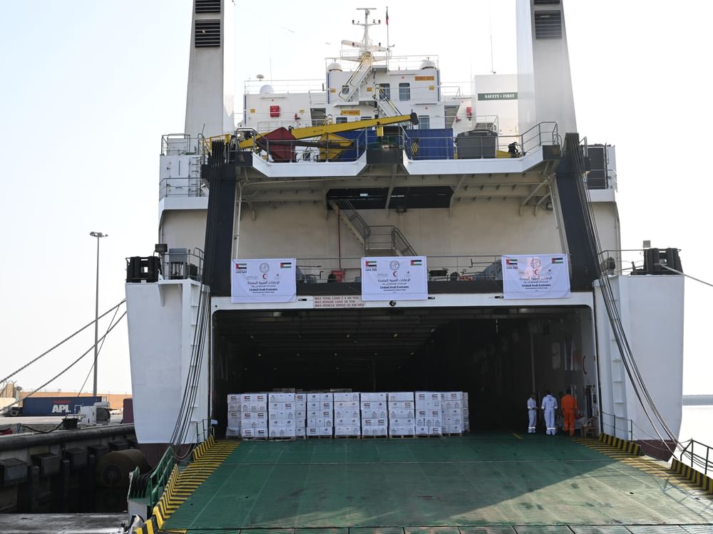 Filistinlileri desteklemek için 4.000 tonluk yelken taşıyan Emirlikler yardım gemisi Füceyre'den yola çıktı
