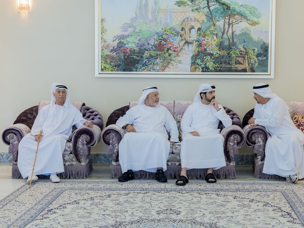 حمدان بن محمد يقدم واجب العزاء في وفاة حسين بن عبدالرحمن خانصاحب