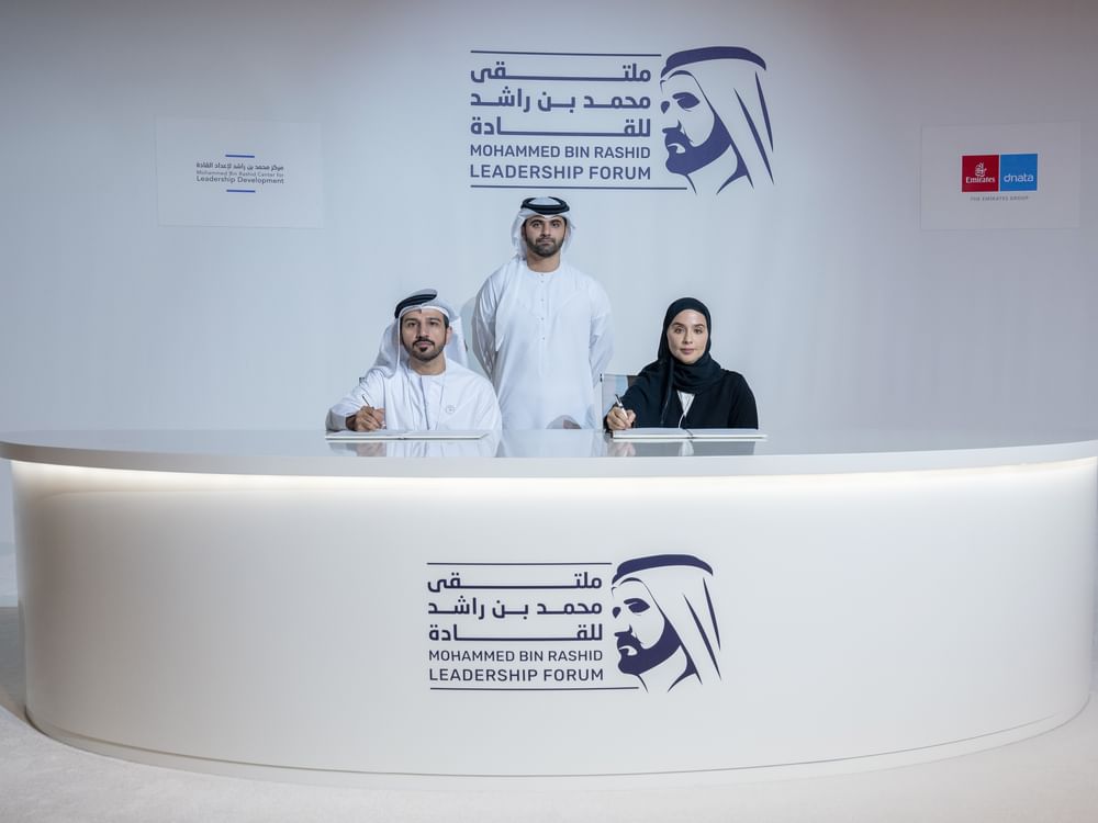 منصور بن محمد يشهد توقيع مذكرة تفاهم بين مركز محمد بن راشد لإعداد القادة ومجموعة الإمارات لتطوير قيادات المستقبل في قطاع الطيران