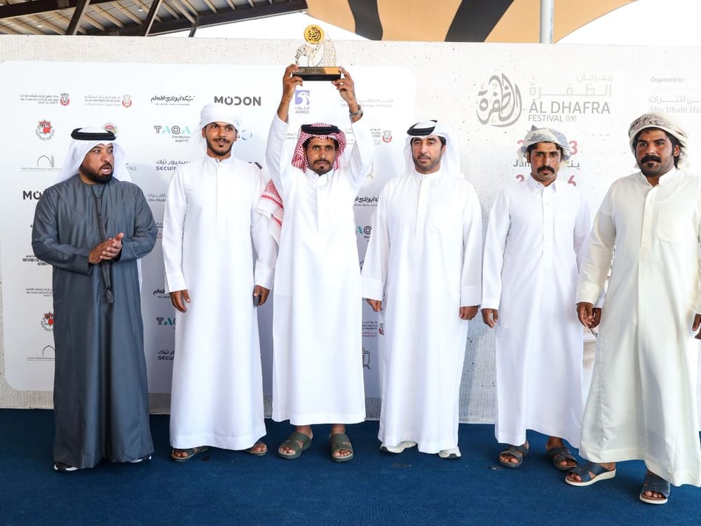 تتويج الفائزين في مزاينة الإبل بمهرجان الظفرة الختامي