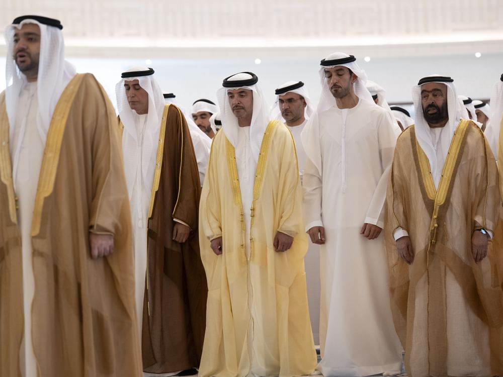 هزاع بن زايد يؤدي صلاة عيد الأضحى ويستقبل جموع المهنئين