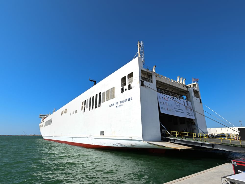 Arrivée du huitième navire d’aide humanitaire émirien « Khalifa Humanitarian Ship » au port d’Al Arich