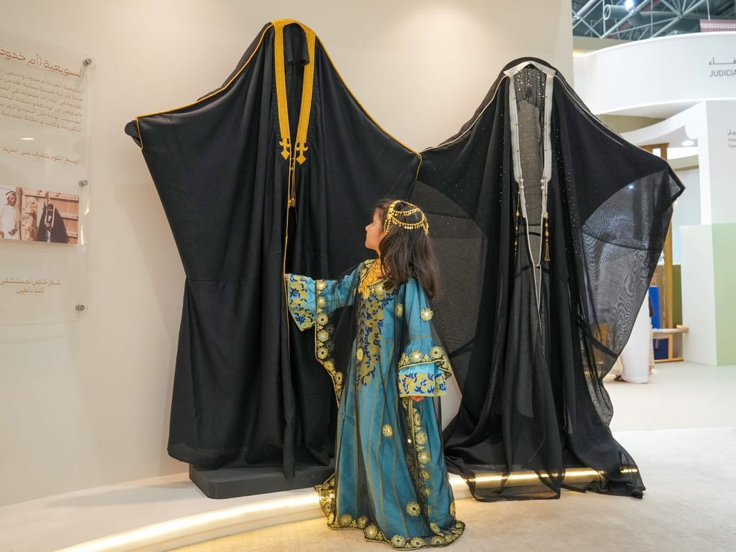 "المحزم" و"السويعية".. رموز الأناقة الإماراتية تتألق في معرض الصيد والفروسية بالعين