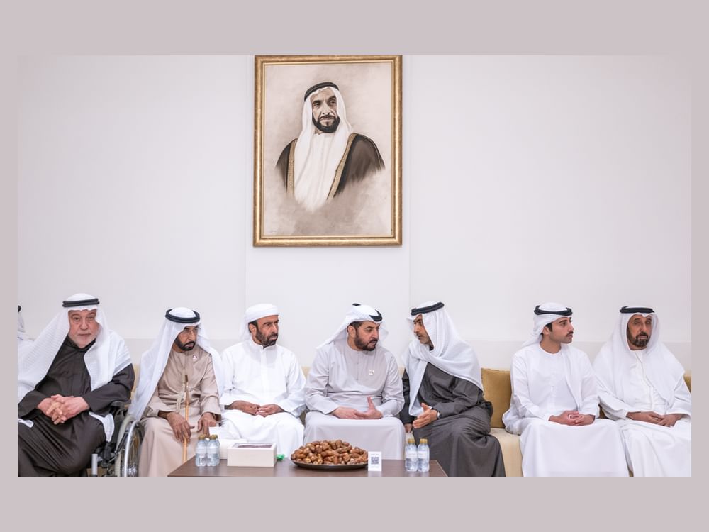 حمدان بن زايد يقدّم واجب العزاء في وفاة والد محمد بن حمد الهاجري