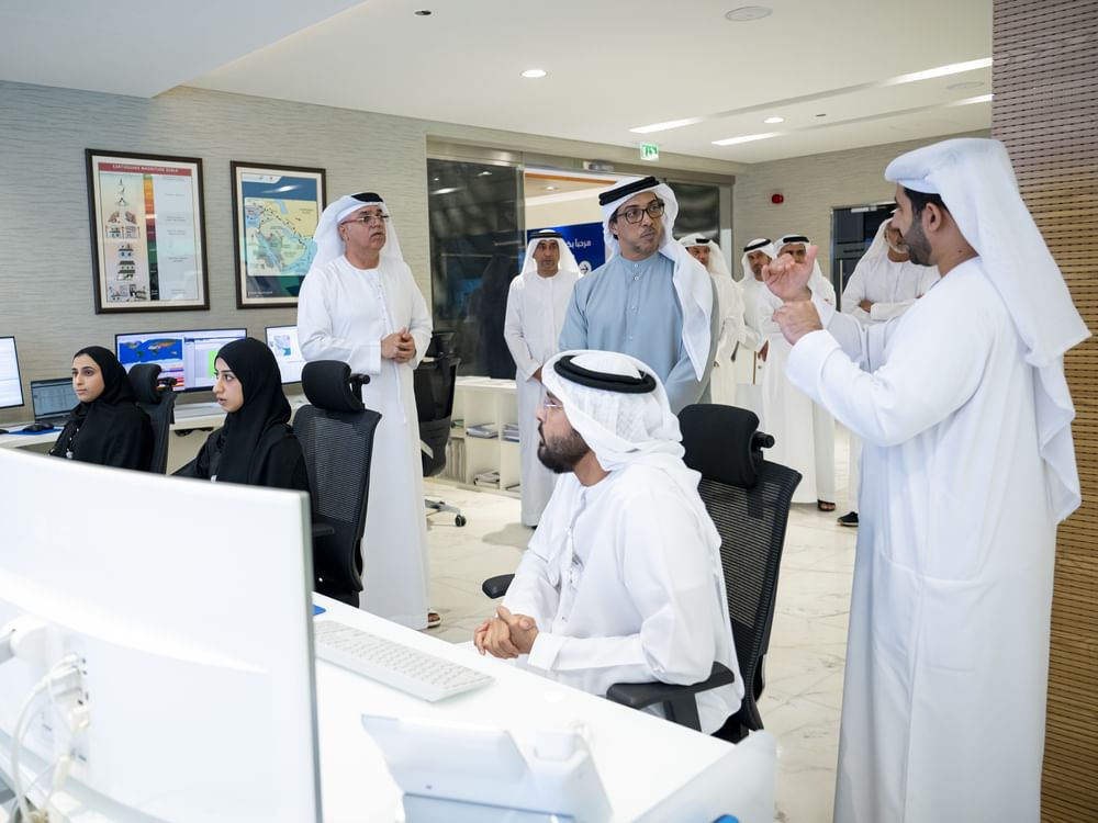 Mansour bin Zayed visita Centro Nacional de Meteorologia e acompanha projetos e tecnologias avançadas