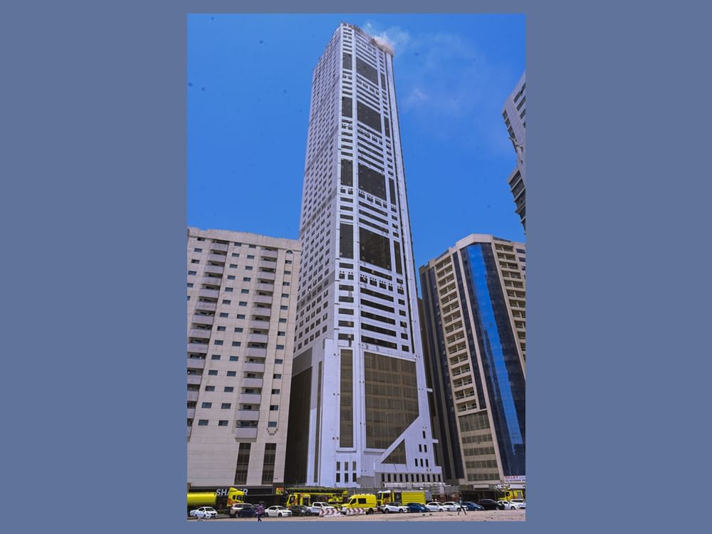 شرطة الشارقة توضح تداعيات حريق برج سكني من 52 طابقا