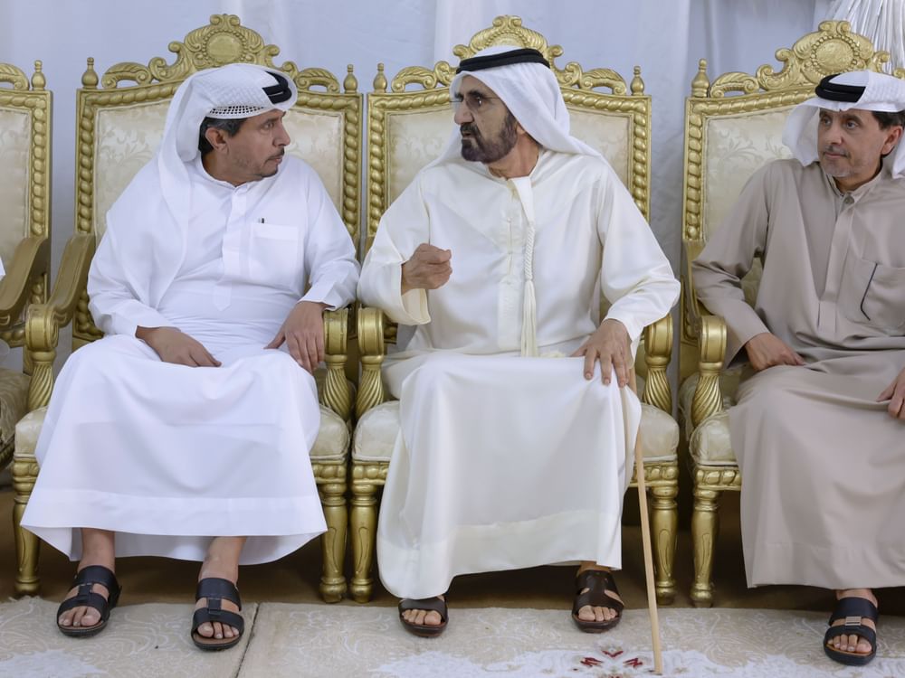 محمد بن راشد يقدّم واجب العزاء بوفاة والدة عبدالله سعيد العامري