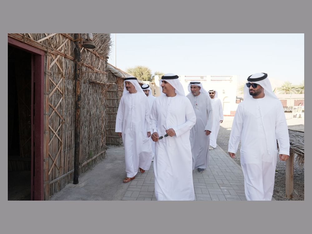 سالم بن سلطان القاسمي يتفقد أجنحة مهرجان الوفاء في رأس الخيمة