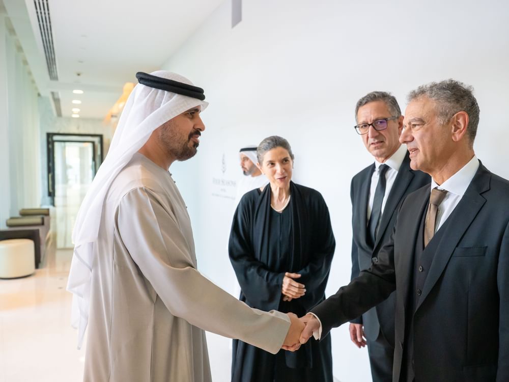 ذياب بن محمد بن زايد يقدم واجب العزاء في وفاة نادية بركات  
