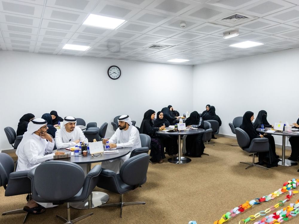 بلدية دبا تعزز الاستثمار في الكفاءات الوطنية عبر برنامج لإعداد القيادات الواعدة