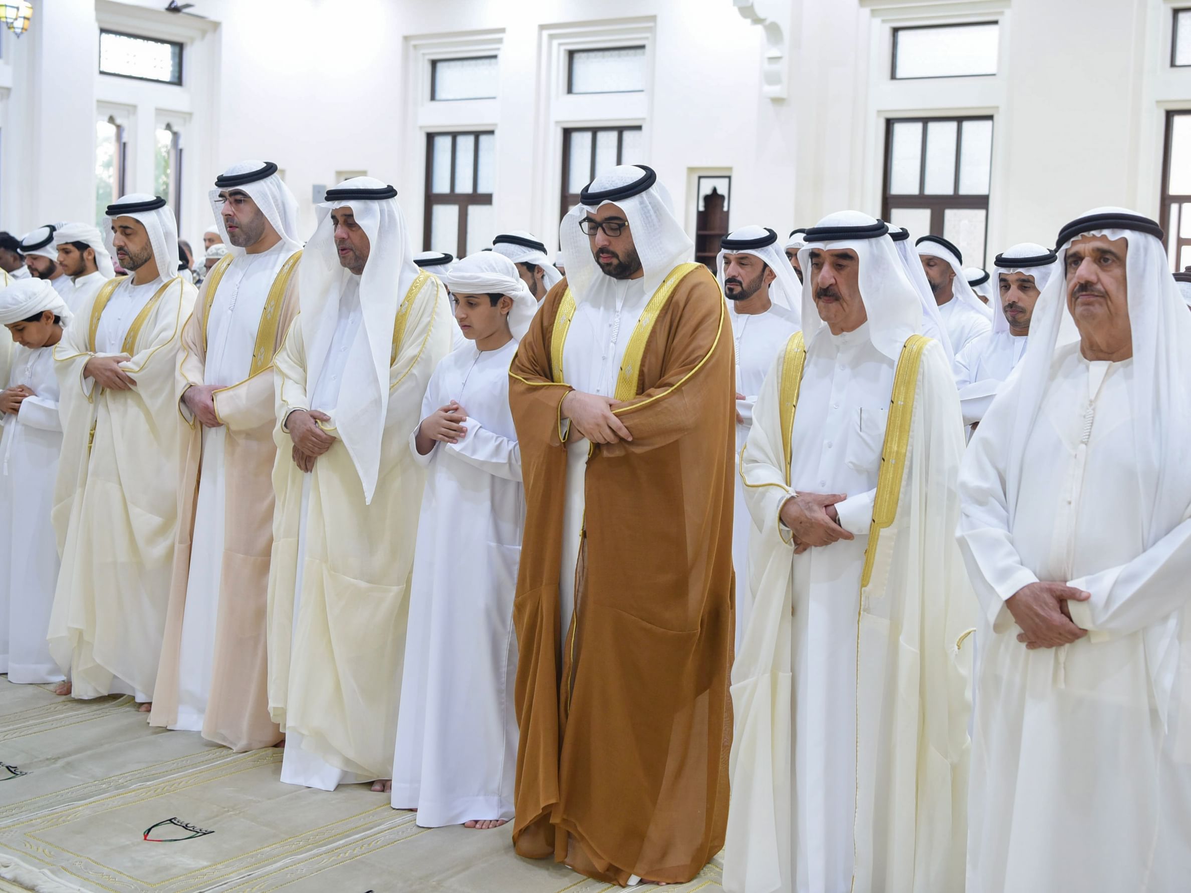 Governante de Umm Al Quwain realiza oração da Festa do Sacrifício na Mesquita Ahmed bin Rashid Al Mualla