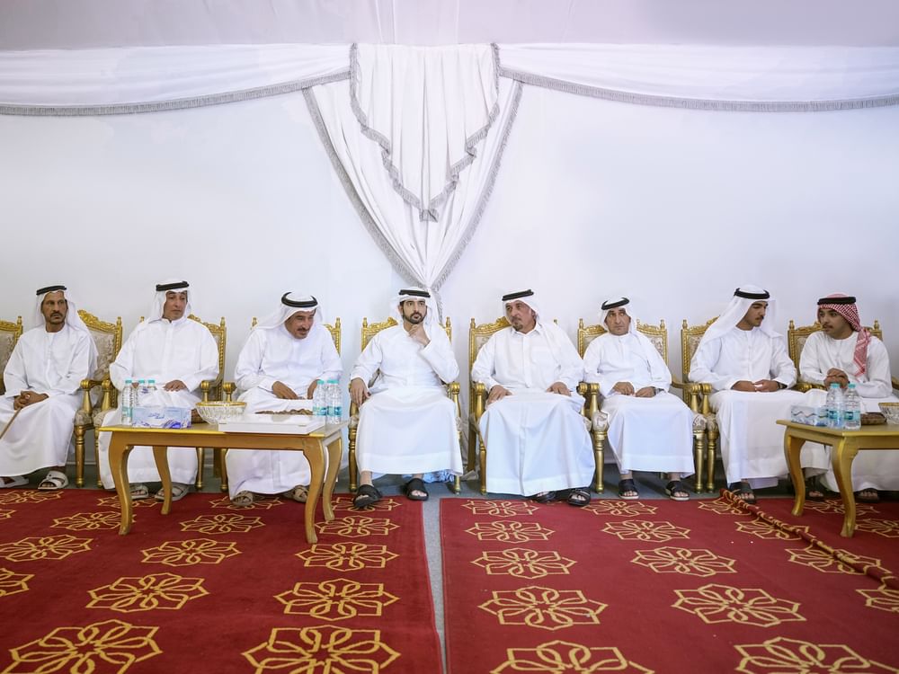 حمدان بن محمد يقدم واجب العزاء في وفاة محمد عبدالله بالعبيده السويدي
