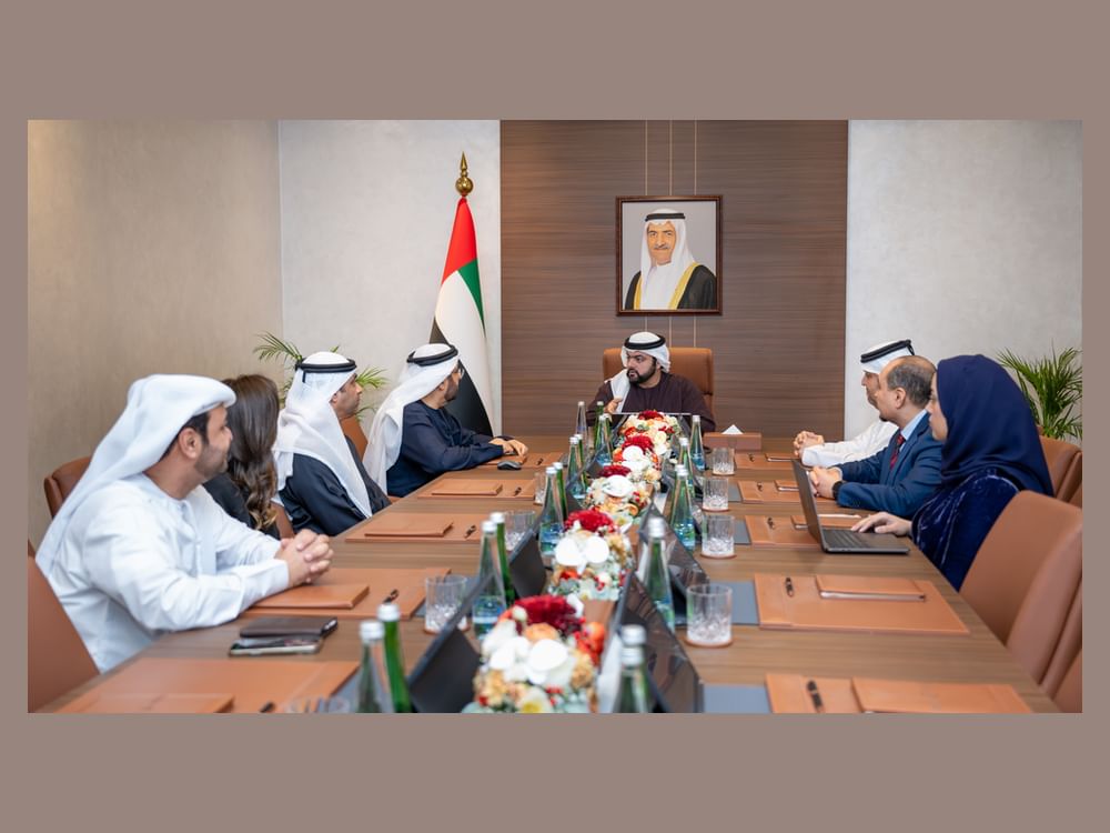 محمد الشرقي يلتقي فريق جامعة حمدان بن محمد الذكية ويطّلع على مستجدات مبادرة "نشء الفجيرة: روّاد التقنية"