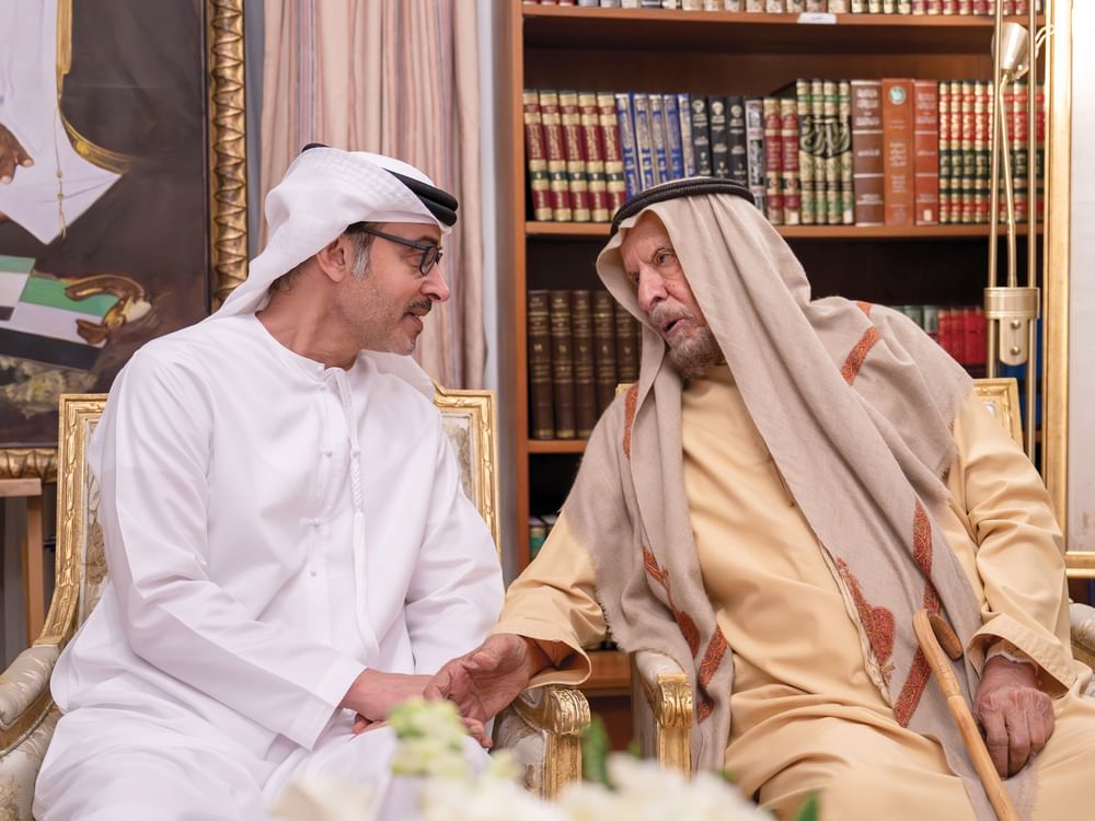 هزاع بن زايد يزور أحمد خليفة السويدي ويتبادلان التهاني بمناسبة شهر رمضان