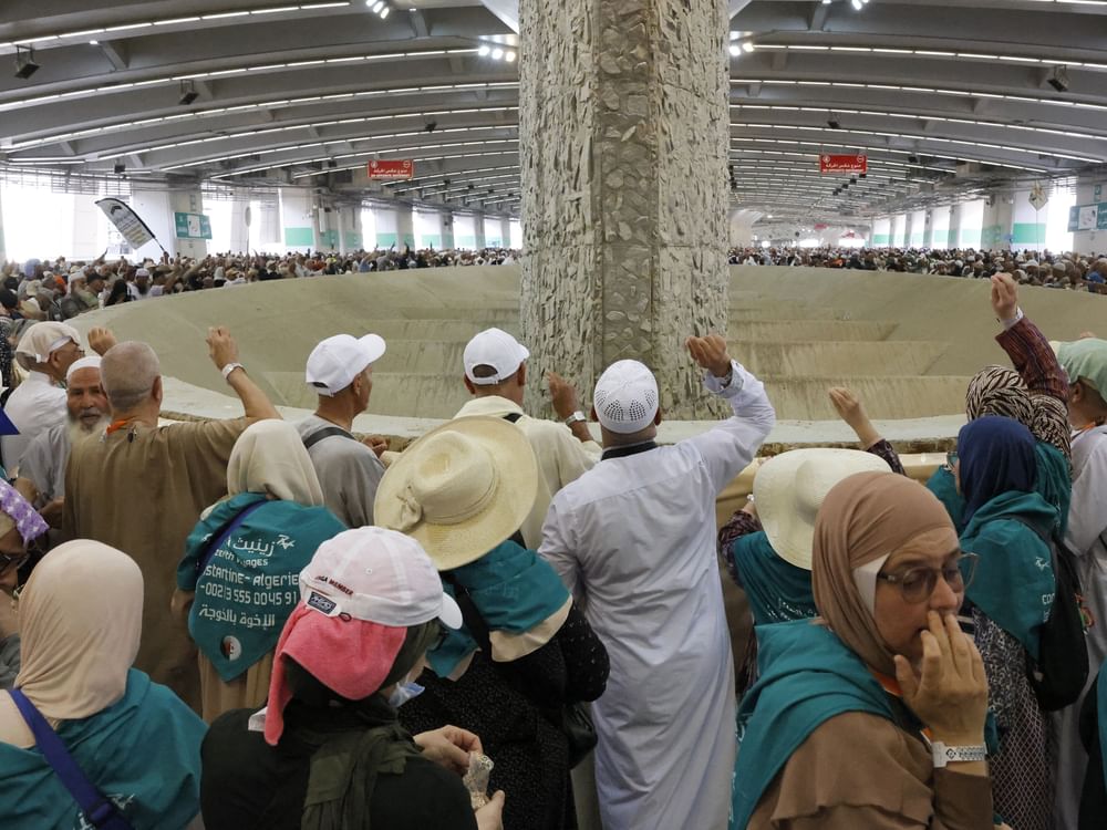 Pilgrims complete final 'Stoning Ritual' on last day of Tashreeq