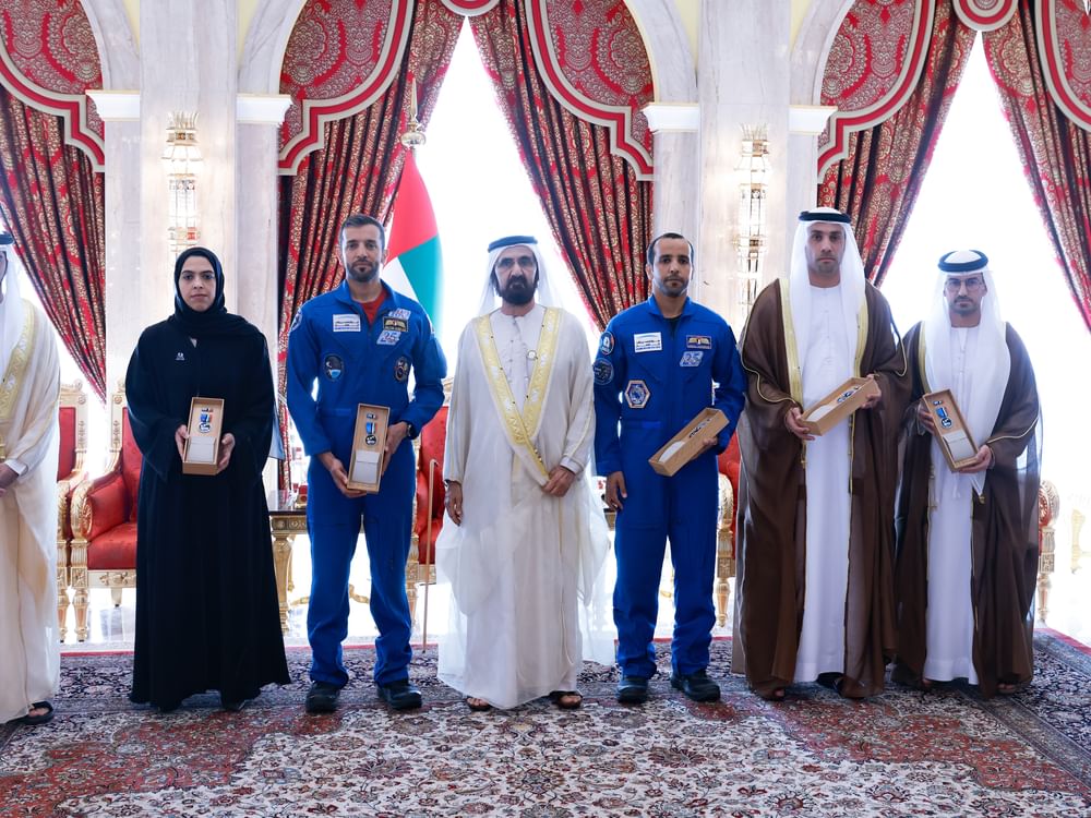 بتوجيهات محمد بن زايد.. محمد بن راشد يمنح أوسمة الفضاء لخمسة من أبناء الوطن تقديرا لدورهم في النهوض بقطاع الفضاء بالدولة