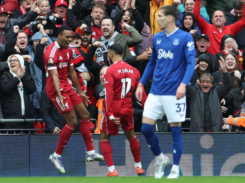 ليفربول يفوز على ايفرتون ويعزز صدارته للدوري الإنجليزي