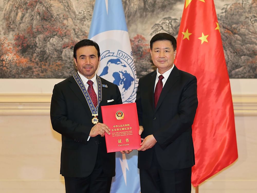 中国授予国际刑警组织主席埃尔拉斯少将金质“长城纪念章”