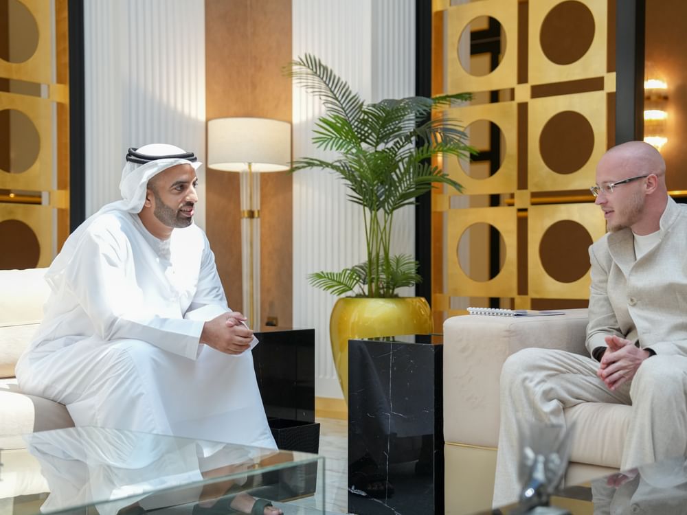 ولي عهد رأس الخيمة يستقبل الرئيس التنفيذي ورئيس مجلس إدارة مجموعة "UKM"